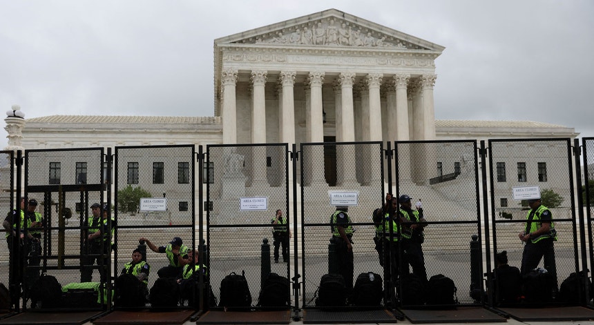 Supremo Tribunal dos EUA com cercas devido aos protestos contra decisão de reverter Roe vs Wade
