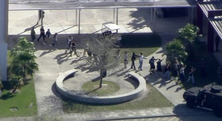 Imagens de televisões mostram os estudantes a abandonar ordeiramente as instalações da escola onde decorreu um tiroteio
