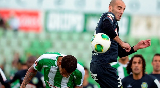 Bebé disputa a bola contra o jogador do Vitória de Setúbal, Bruno Amaro 
