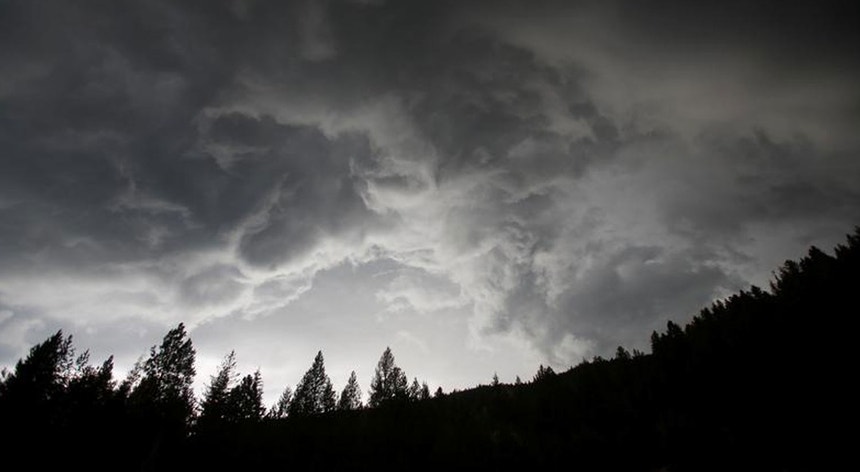 Nuvens negras de tempestade no horizonte, em Idaho, EUA, a 30 de setembro de 2016
