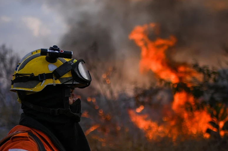 A polícia já prendeu dez pessoas por suspeita de atearem fogos
