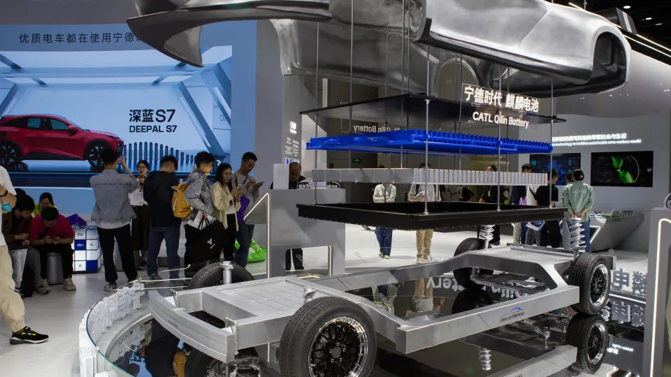 Chinesa CATL desenvolve bateria para 1.500 km e acelera corrida com BYD