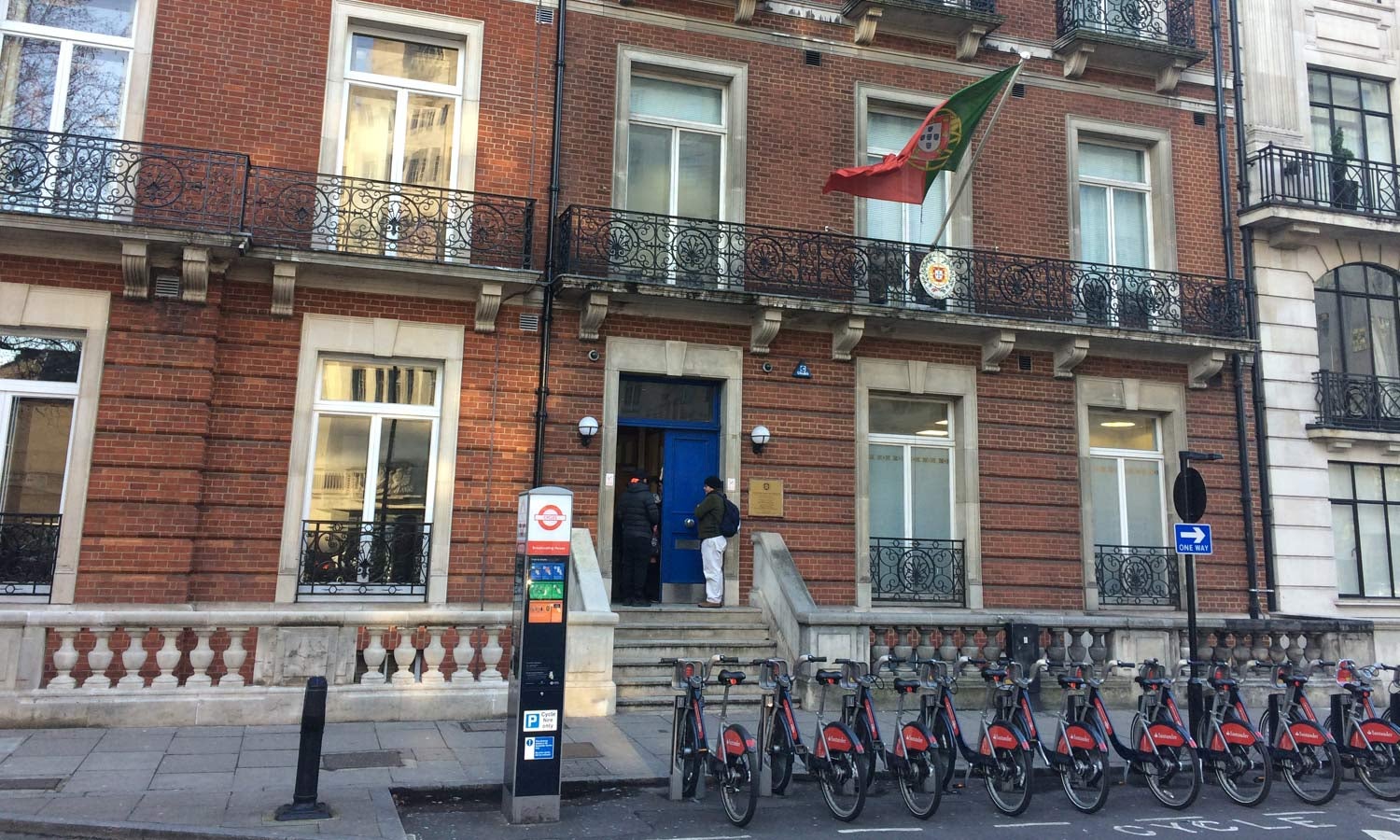 Consulado português em Londres em situação de "sub ...