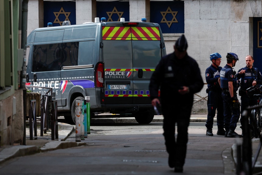 França. Homem abatido a tiro por fogo posto em sinagoga