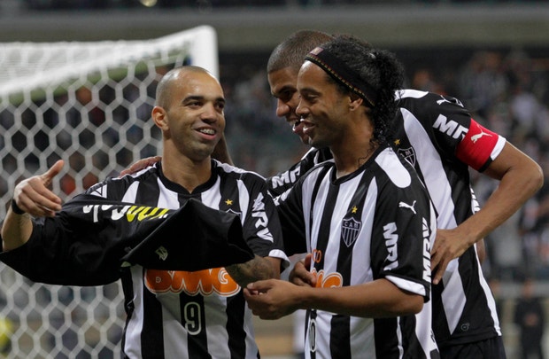 Ronaldinho assina por clube mexicano