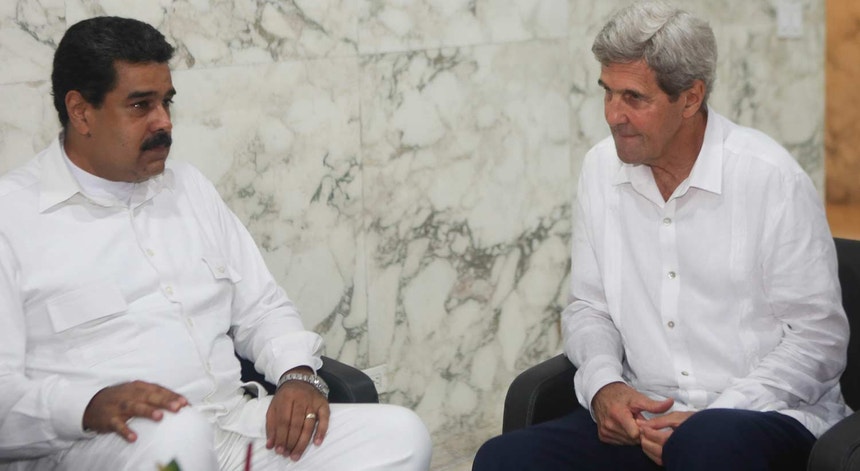 Momento do encontro entre Maduro e John Kerry
