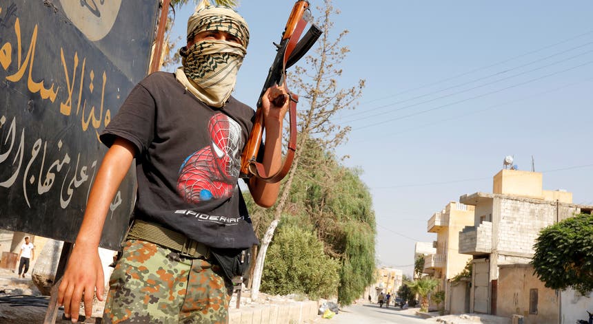 Combatente do Exército Sírio de Libertação (FSA) apoiado pela Turquia em Jarabulus. Foto: Umit Bektas - Reuters Combatente do Exército Sírio de Libertação (FSA) apoiado pela Turquia em Jarabulus. Foto: Umit Bektas - Reuters