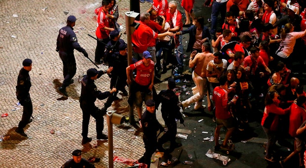 A festa do título do Benfica ficou manchada pelo confronto entre alguns indivíduos e a polícia
