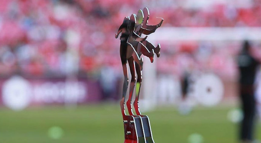 Benfica e Torino vão lutar pela posse do troféu que perpetua a memória do "rei"
