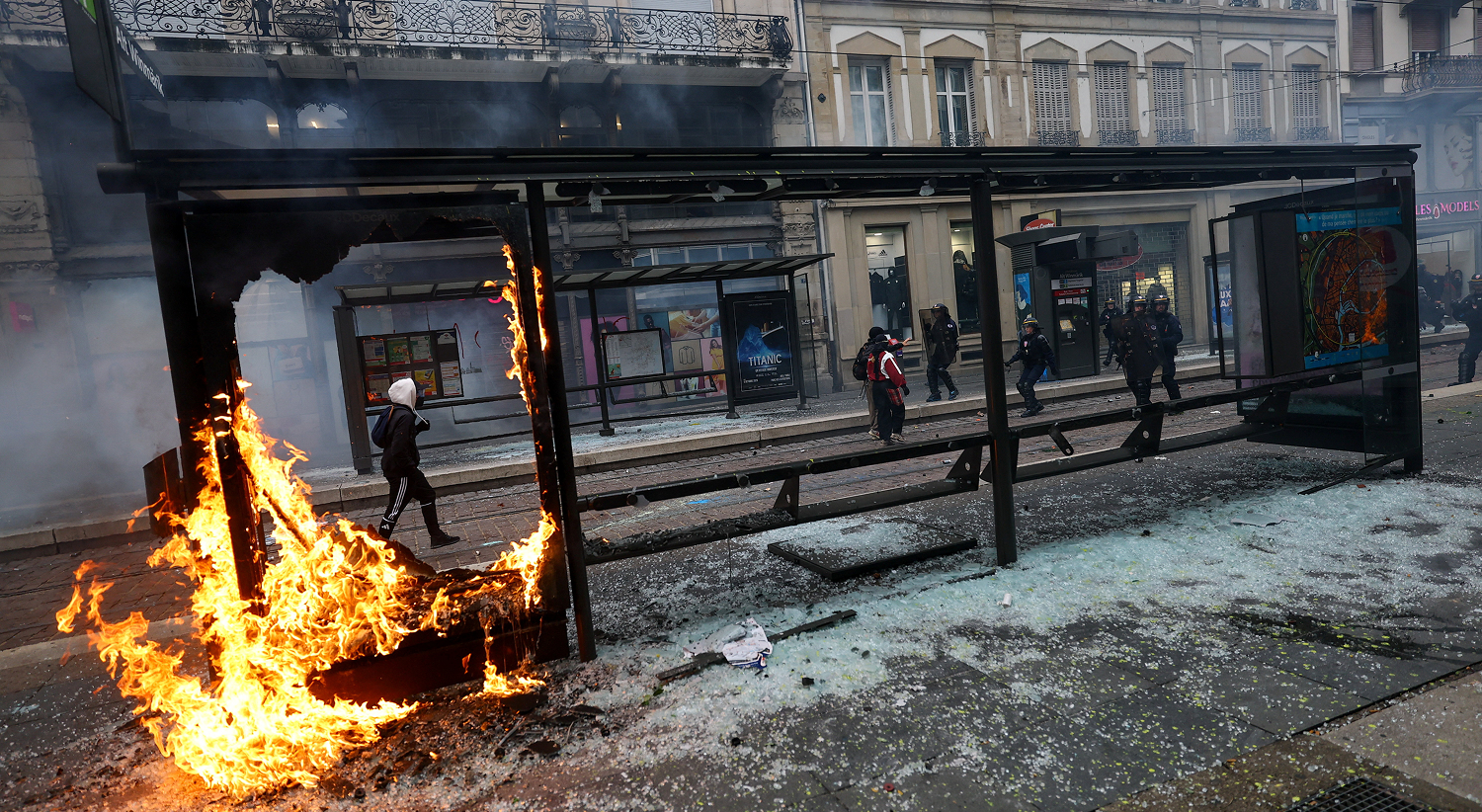 Fran�a a ferro e fogo. Macron promete pa�s unido contra "semeadores do caos"