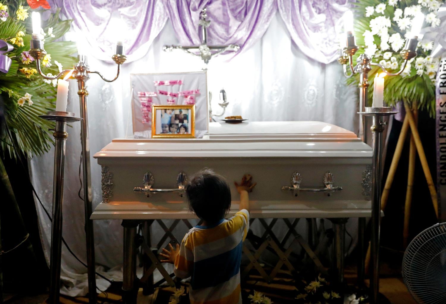 Myca Ulpina, de 3 anos, morreu em julho de 2019, durante uma opera&ccedil;&atilde;o anti-droga nas Filipinas. A pol&iacute;cia diz que foi usada como escudo pelo pr&oacute;prio pai. A m&atilde;e desmente a vers&atilde;o Foto - Reuters