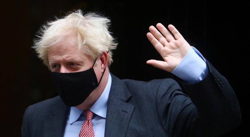 O primeiro-ministro Boris Johnson, à saída do nº10 de Downing Street, a 30 de setembro de 2020
