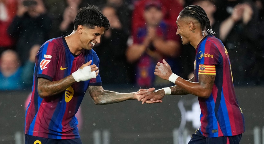 Imagem de Barcelona invicto na Liga espanhola após nova goleada com marca de Cancelo e `hat-trick` de Raphinha