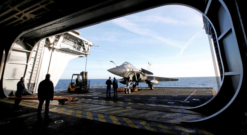 Um caça francês Rafale a bordo do porta-aviões Charles de Gaulle durante manobras no Mar Mediterrâneo em março de 2019.
