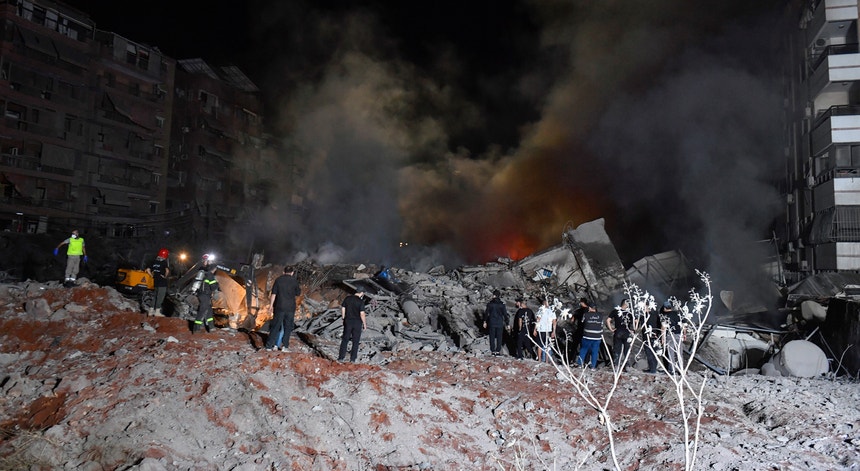 As vagas de bombardeamentos de Israel prolongaram-se por toda a noite
