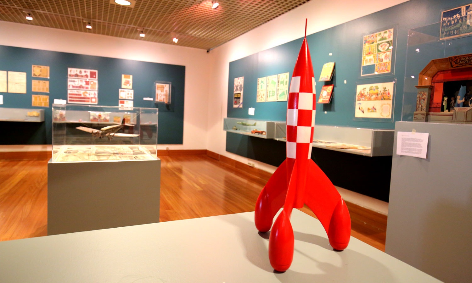  As revistas, em particular, as de hist&oacute;rias aos quadradinhos, come&ccedil;aram a oferecer separatas simples e de pequeno formato a partir de 1903 com O Gafanhoto. Mas seria o ABCzinho que, pela m&atilde;o de Cottinelli Telmo, atingiria, em 1921, uma qualidade e beleza extraordin&aacute;rias em constru&ccedil;&otilde;es litografadas a duas cores, que integraram a primeira s&eacute;rie da revista. 