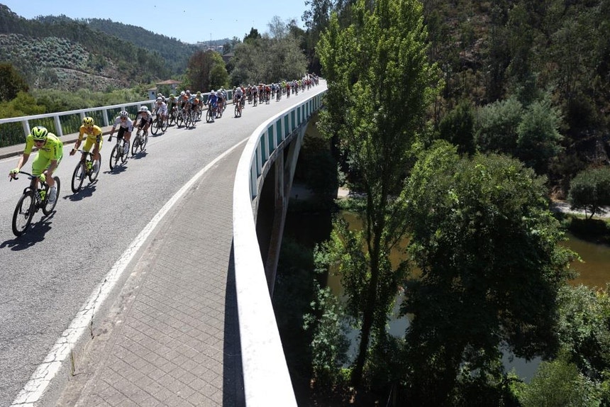 Imagem de Volta. Ciclistas que atirem resíduos para a Mata da Albergaria serão excluídos