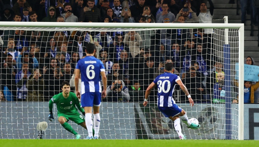 FC Porto vence Antuérpia com golos de Evanilson e Pepe e iguala
