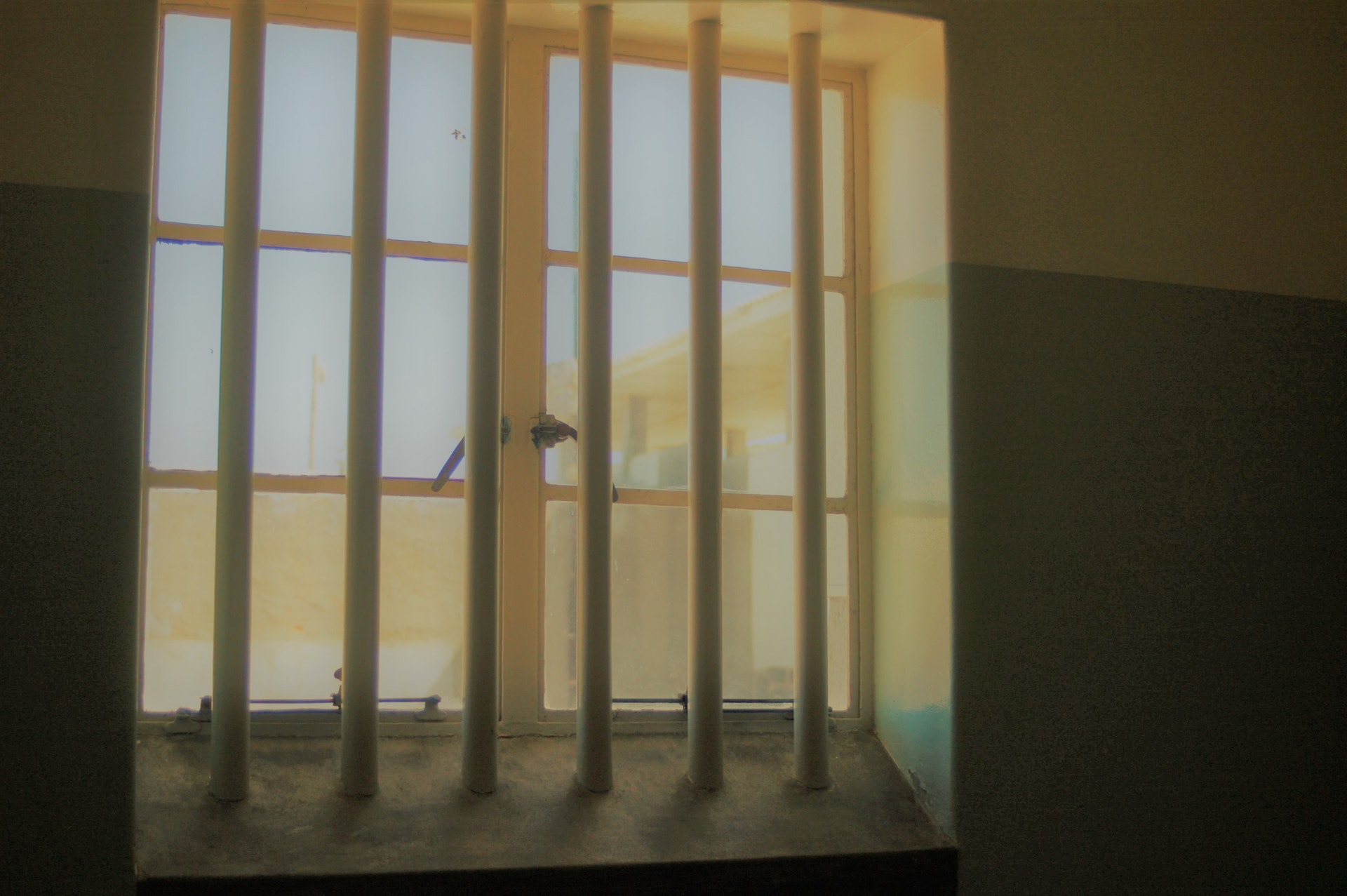  Vista da cela de Nelson Mandela para o p&aacute;teo fechado do sector B, da Ilha-pris&atilde;o de Robben. /Foto: Ant&oacute;nio Mateus - RTP 