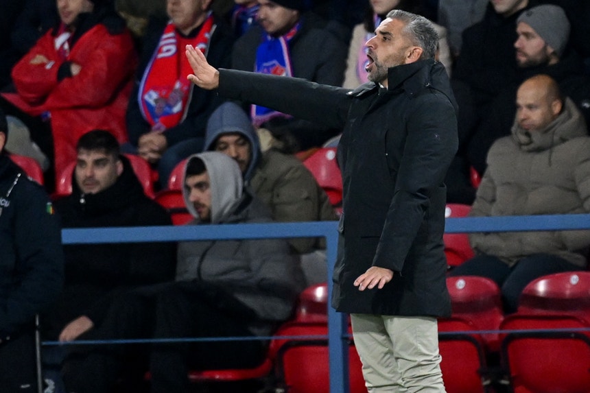 Imagem de Rui Borges procura soluções para enfrentar sobrecarga competitiva