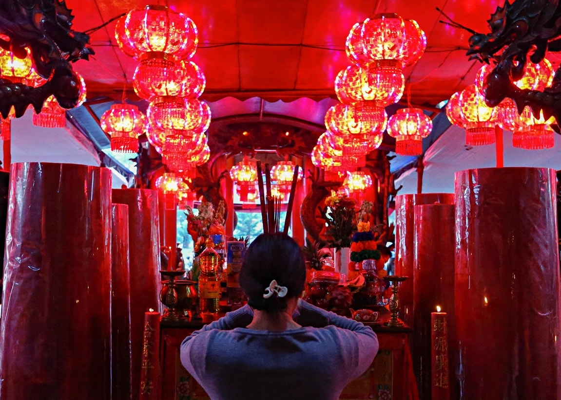  Indon&eacute;sia. Ora&ccedil;&atilde;o com insenso num templo em Jacarta | Ajeng Dinar Ulfiana - Reuters 