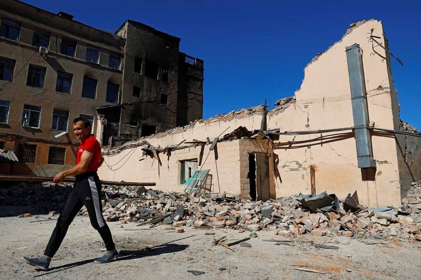 Um prédio destruído pelos combates entre tropas russas e ucranianas na cidade de Kadiivka, na região de Lugansk. 
