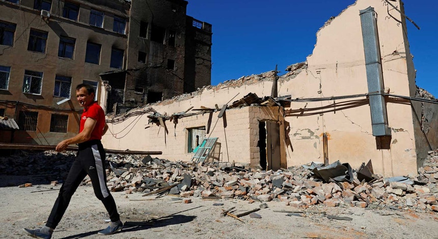 Um prédio destruído pelos combates entre tropas russas e ucranianas na cidade de Kadiivka, na região de Lugansk. 

