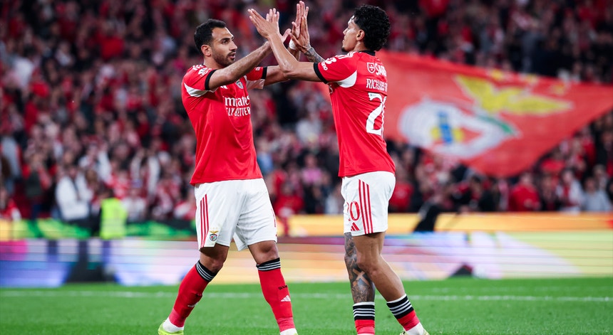 Imagem de Benfica sobe ao segundo lugar