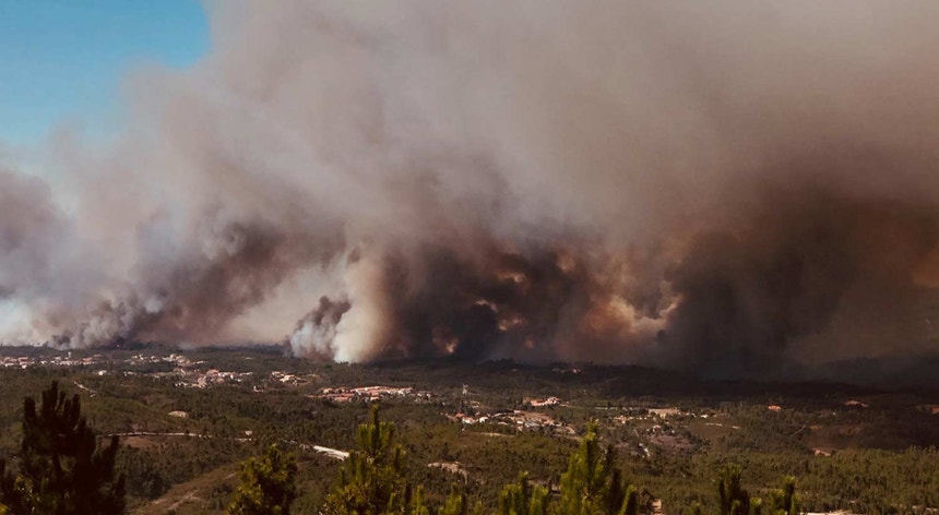 Fotografia tirada esta tarde mostra o incêndio na zona de Vila do Rei, no distrito de Castelo Branco
