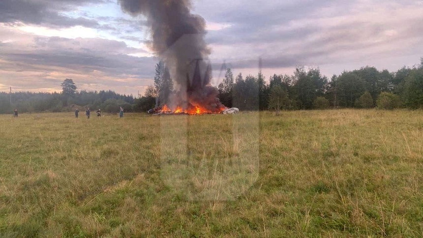 Os destroços do avião em que seguiria o líder do grupo Wagner, Yevgueny Prigozhin, e que se despenhou dia 23 de agosto de 2023 após uma explosão
