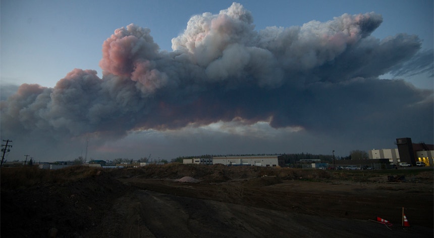  Uma imagem de sat&eacute;lite mostra as as dimens&otilde;es do inc&ecirc;ndio.  