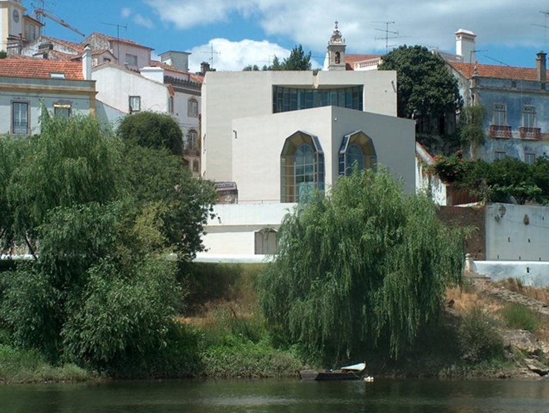 Governo promete estudar estrat�gia para a Casa-Mem�ria de Cam�es