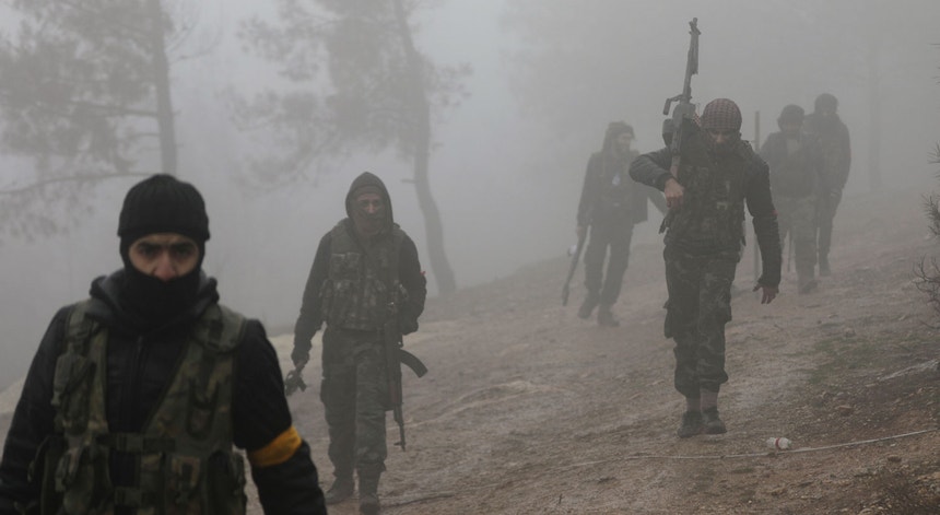 Combatentes do Exército Livre da Síria, ELS, apoiado pela Turquia, durante operações no norte da Síria
