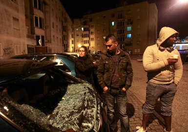 Vidros de carros partidos foram algumas das consequências dos confrontos de bandos rivais no bairro Portugal Novo, nas Olaias
