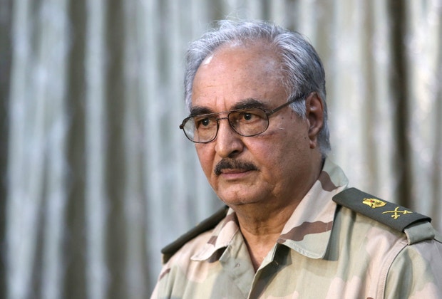 O general Kalifa Haftar pegou em armas na semana passada para enfrentar as milícias extremistas islâmicas acusando o Governo líbio de passividade e até mesmo de usar os extremistas
