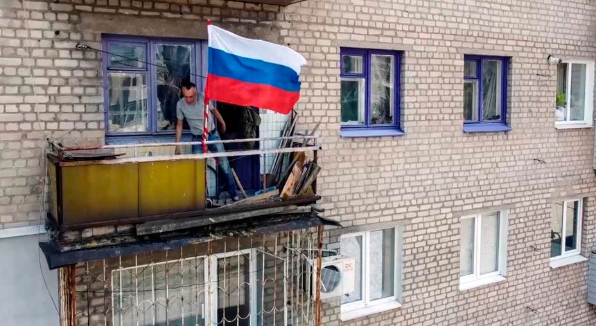 Bandeira russa hasteada em edifício habitacional de Lysychansk, Ucrânia

