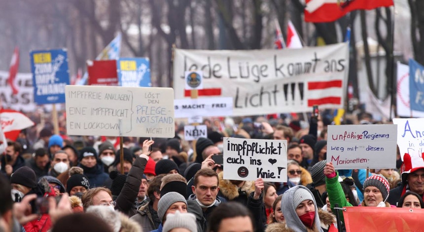 Protestos contra as restrições e a vacinação obrigatória contra a covid-19, em Viena
