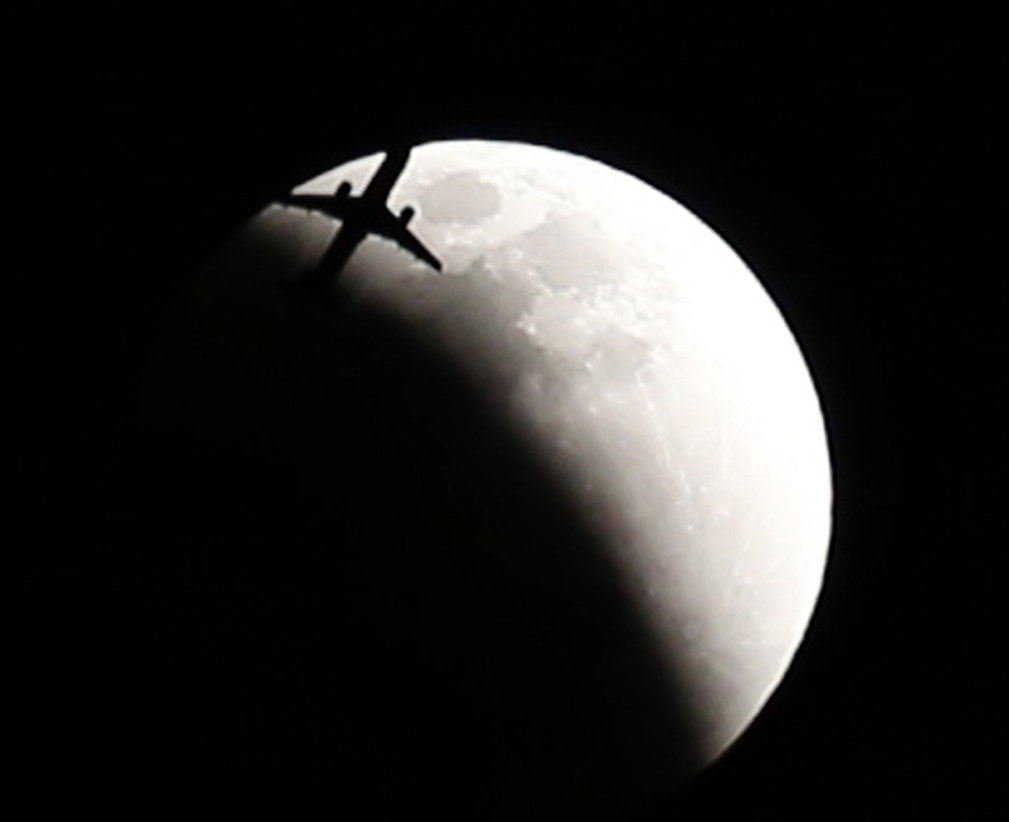  Jap&atilde;o. Kamakura. Eclipse total lunar | Jiji Press - EPA 