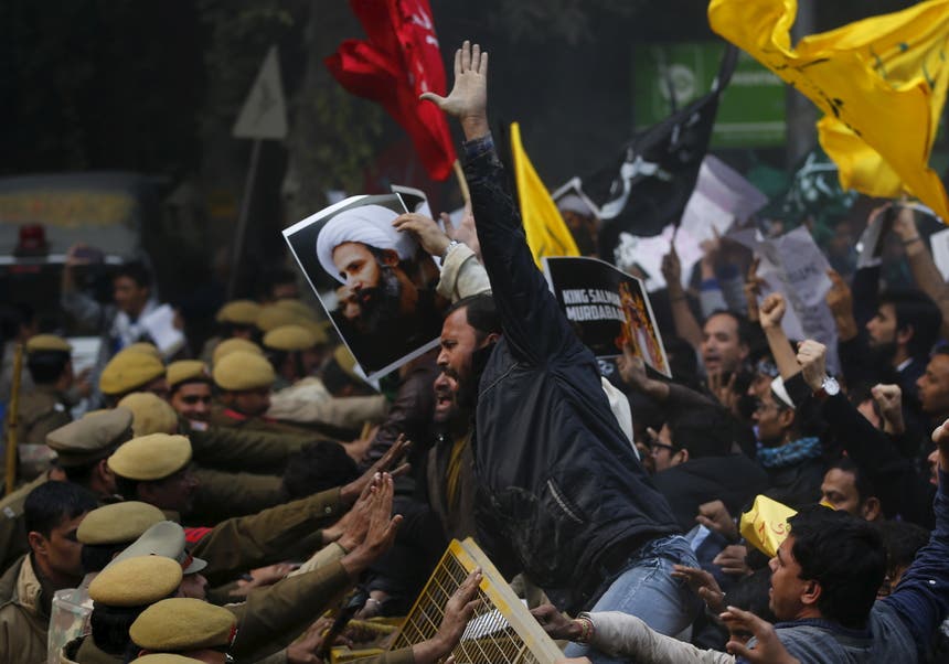 Manifestantes xiitas tentam ultrapassar as barricadas em torno da embaixada saudita em Nova Deli, Índia Foto: Reuters