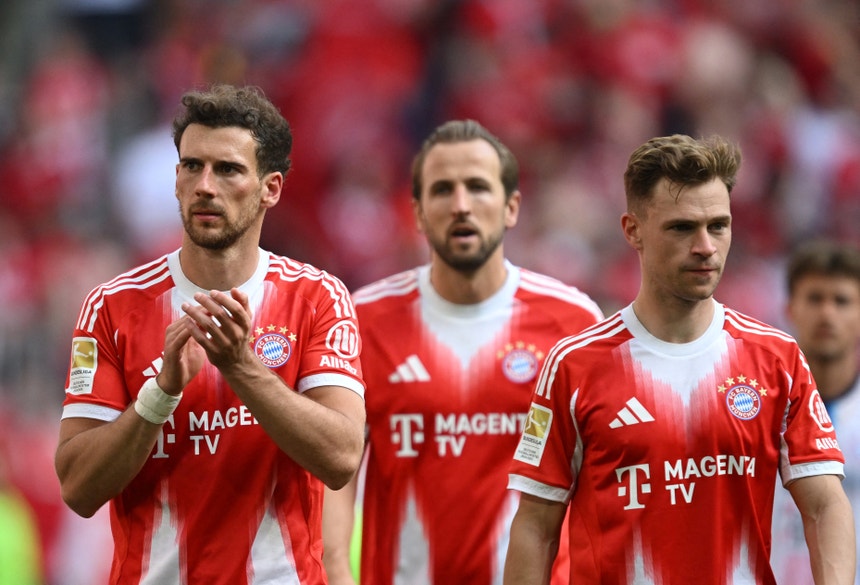 Campeoníssimo Bayern salvo por autogolo tardio frente ao lanterna-vermelha