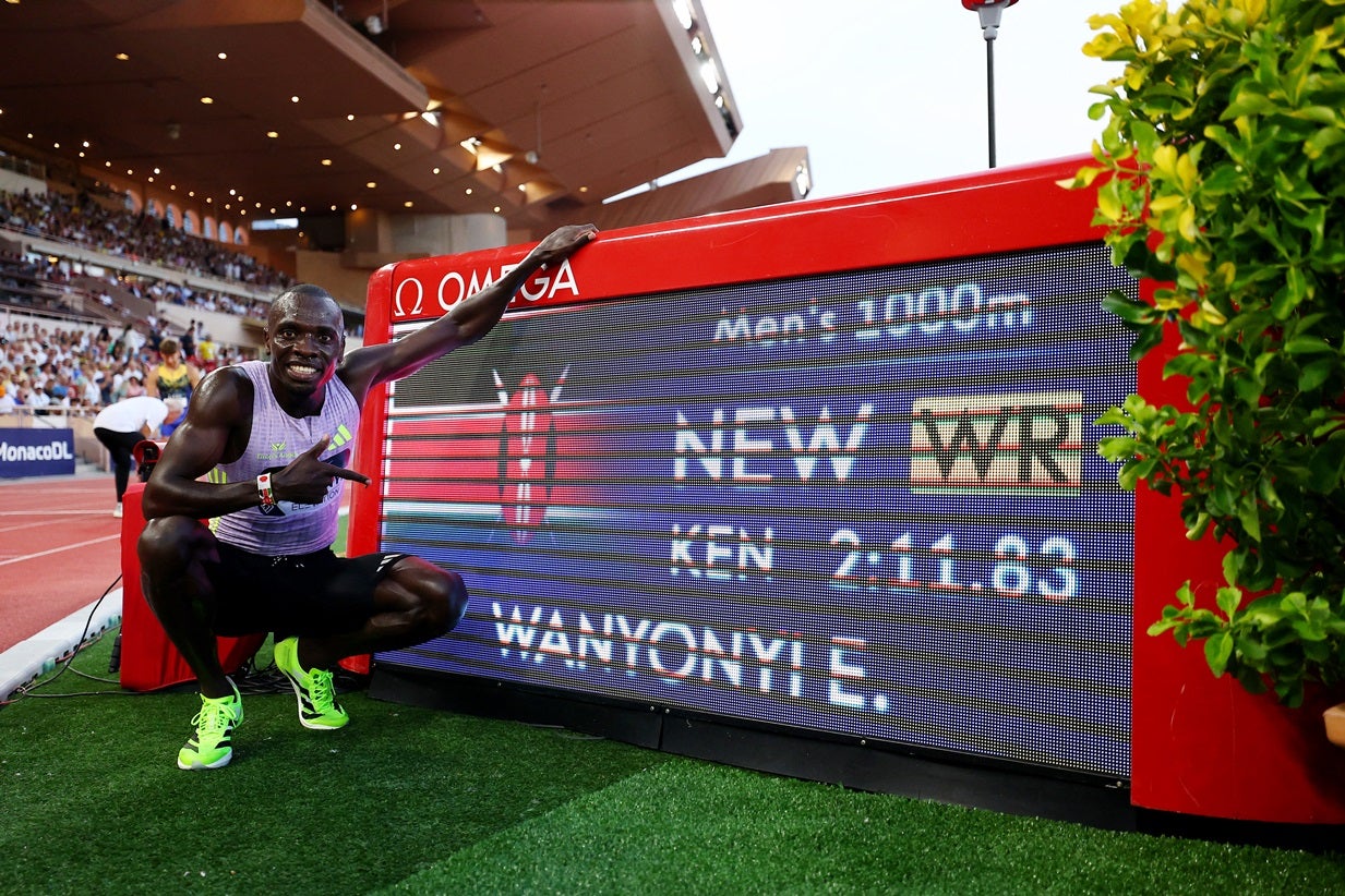 Queniano Emmanuel Wanyonyi bate recorde mundial dos 1.000 metros