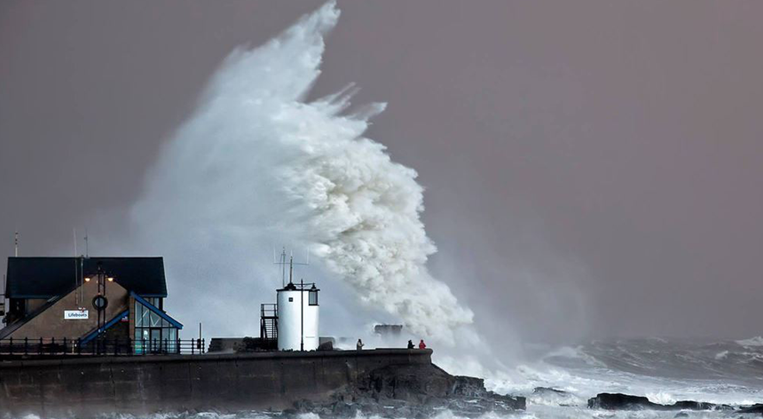 São esperadas vagas de até 14 metros na costa sul de Inglaterra com a tempestade Imogen
