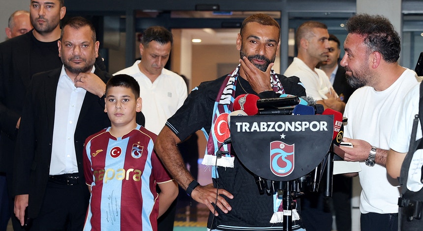 Salah aclamado por milhares de adeptos do Trabzonspor
