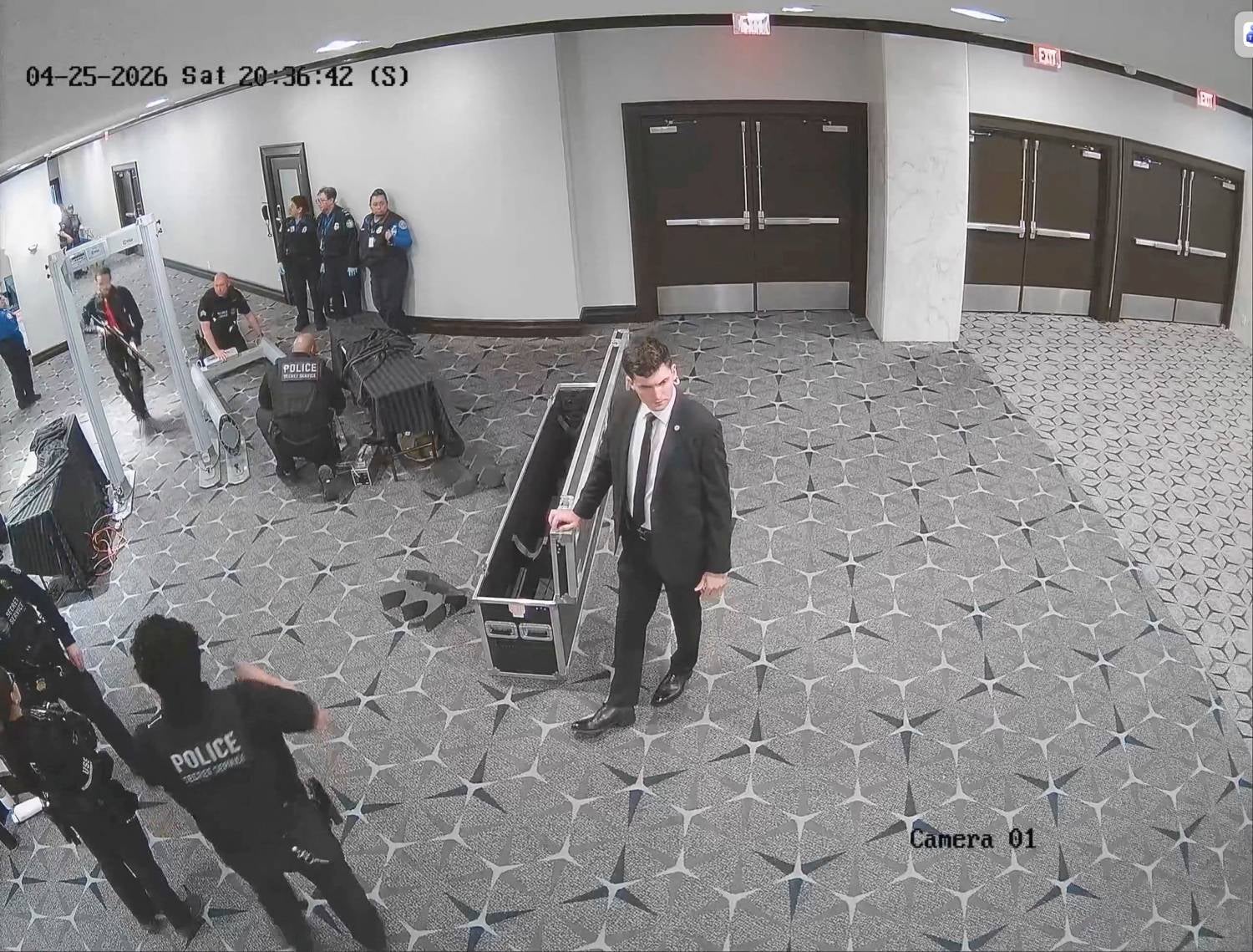 Novo vídeo mostra acusado de tentativa de homicídio de Trump a disparar contra agente
