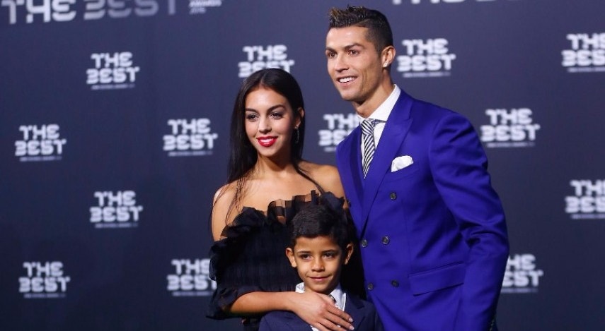 Georgina e Ronaldo na companhia do filho mais velho do futebolista numa cerimónia oficial
