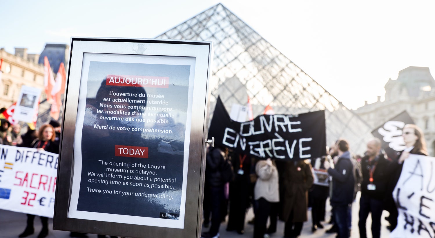 Louvre. Trabalhadores em greve contra más condições de trabalho