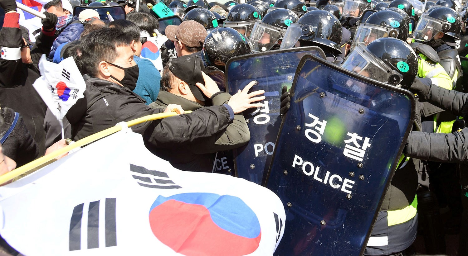 Apoiantes da Presidente Park Geun-hey tentaram invadir o Tribunal Constitucional em protesto contra a destitui&ccedil;&atilde;o dela, momentos antes Foto: Reuters