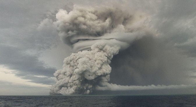 Nuvem de cinzas foi criada com a erupção do vulcão em Tonga 
