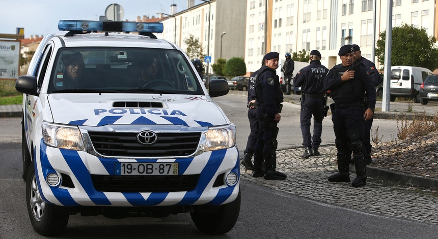 Polícia Cerca Bairro Do Ingote Em Coimbra