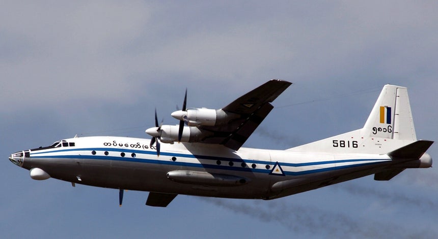 Avião militar birmanês despenhou-se no mar